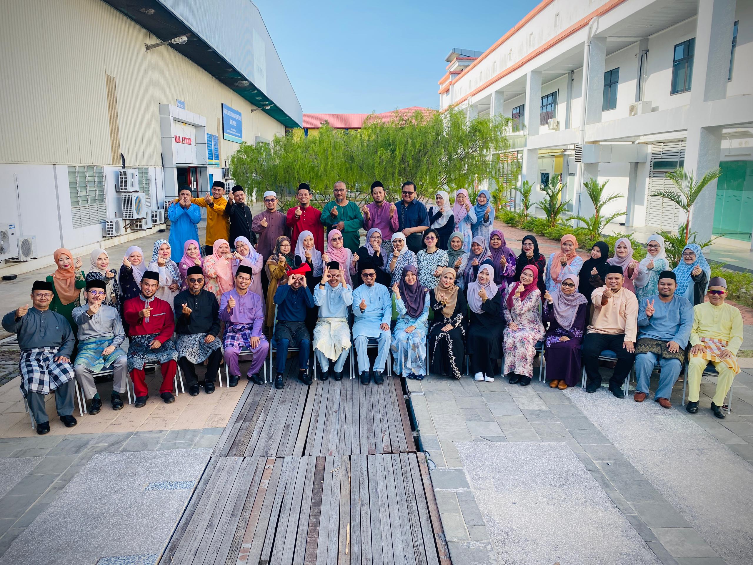 Sesi Photoshoot Pre Raya Warga Fakulti Teknologi Kejuruteraan Awam, Universiti Malaysia Pahang Al-Sultan Abdullah 2024 pada 27 Mac 2024
